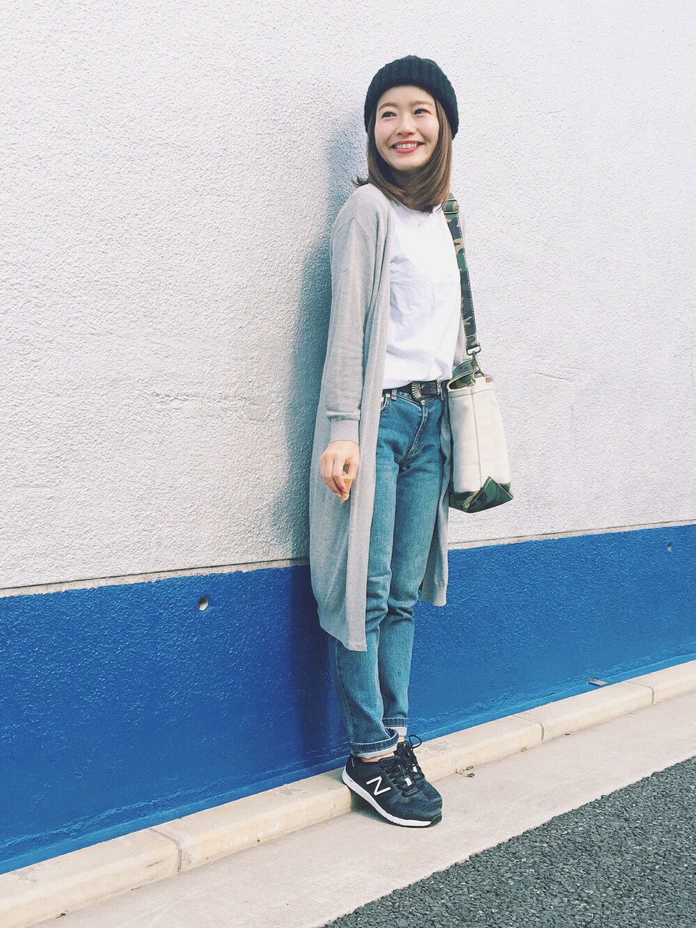 「A.P.C.、デニム、白Tシャツ、SHIPS、Hanes、united arrows、ニューバランス、New Balance」｜「A.P.C.のJEAN ETROIT COURT/DENIM BRUT DELAVE STRETCH（デニムパンツ、ブルー系）」を使った、猪鼻ちひろさん（レディース・150cm）の冬コーディネートの1枚目の写真
