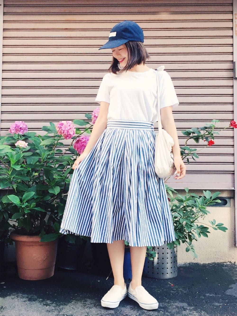 「夏、シンプル、カジュアル、白、ゆるコーデ、スニーカー、スカート、ストライプ、白Tシャツ、summer」｜「Wharf mfg coのWharf mfg co のキャップ（キャップ、ブルー系）」を使った、猪鼻ちひろさん（レディース・150cm）の夏コーディネートの1枚目の写真