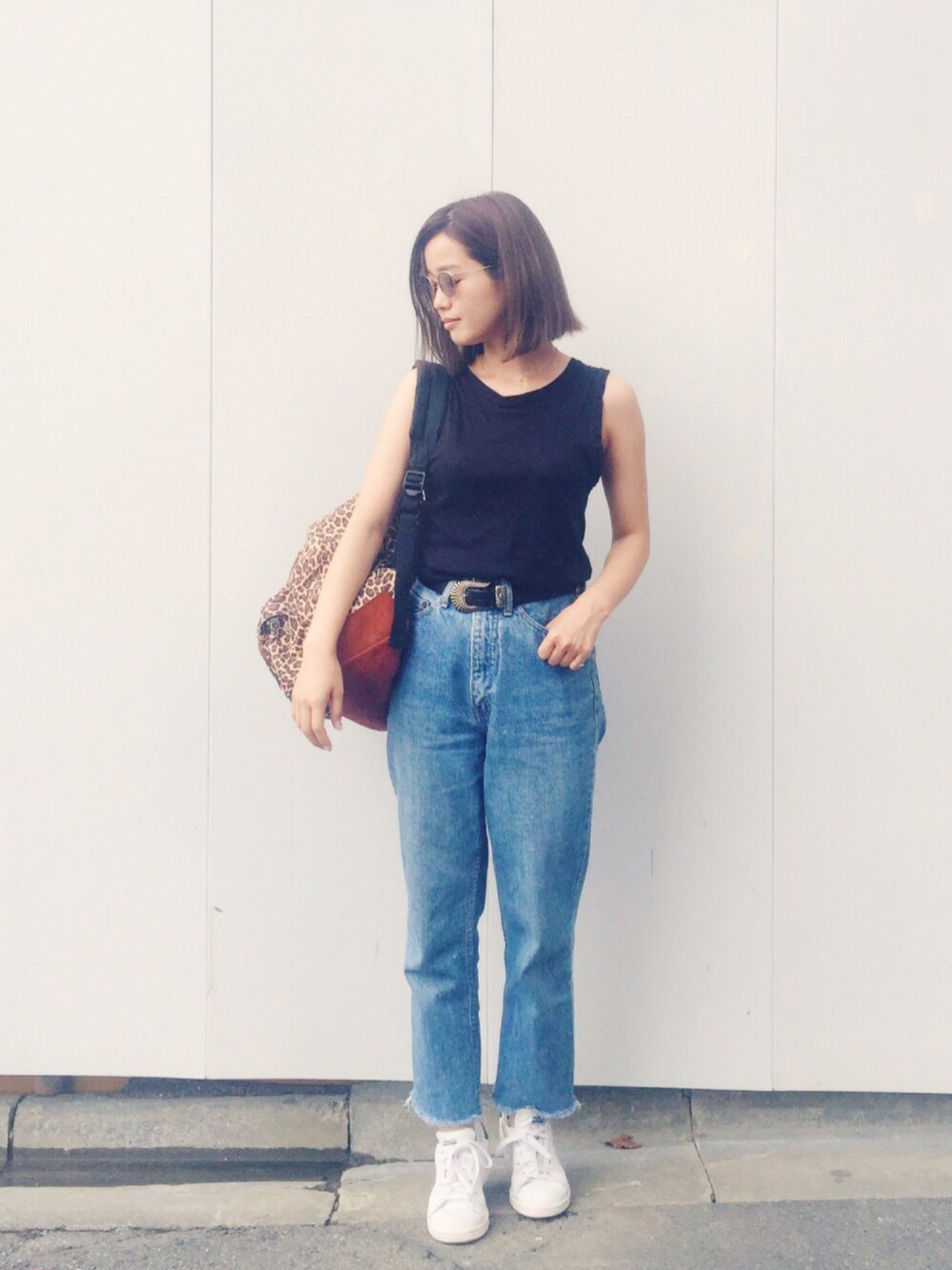 ホワイト系のスニーカー、ブルー系のデニムパンツ、ブラック系のTシャツ/カットソーを着用したレディースの夏コーディネートの1枚目の写真