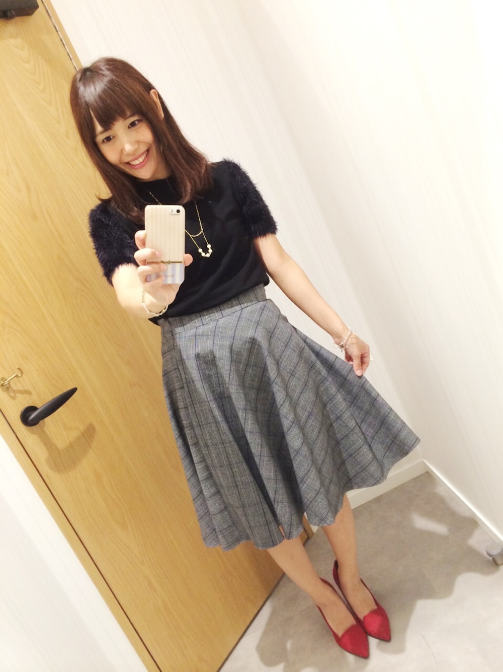 「UNRELISH」｜「UNRELISHのｸﾞﾚﾝﾁｪｯｸ柄ｻｰｷｭﾗｰｽｶｰﾄ（スカート、グレー系）」を使った、今津麻里さん（レディース・154cm）の秋コーディネートの1枚目の写真