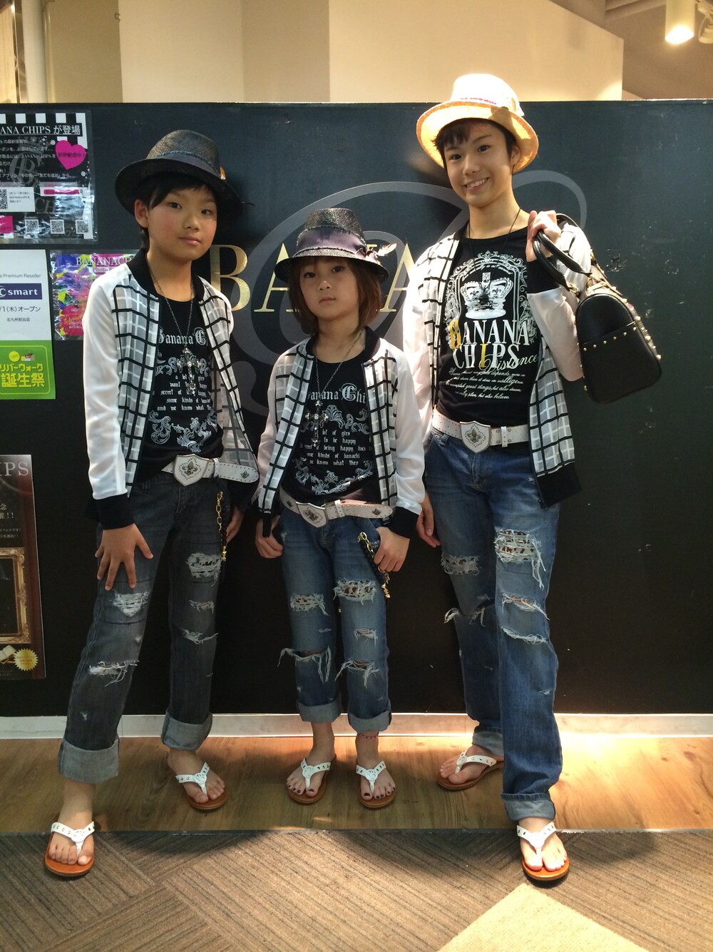 「アイテム（シャツ/ブラウス、ホワイト系）」を使った、yoshihoさん（キッズ・145cm）の春コーディネートの1枚目の写真