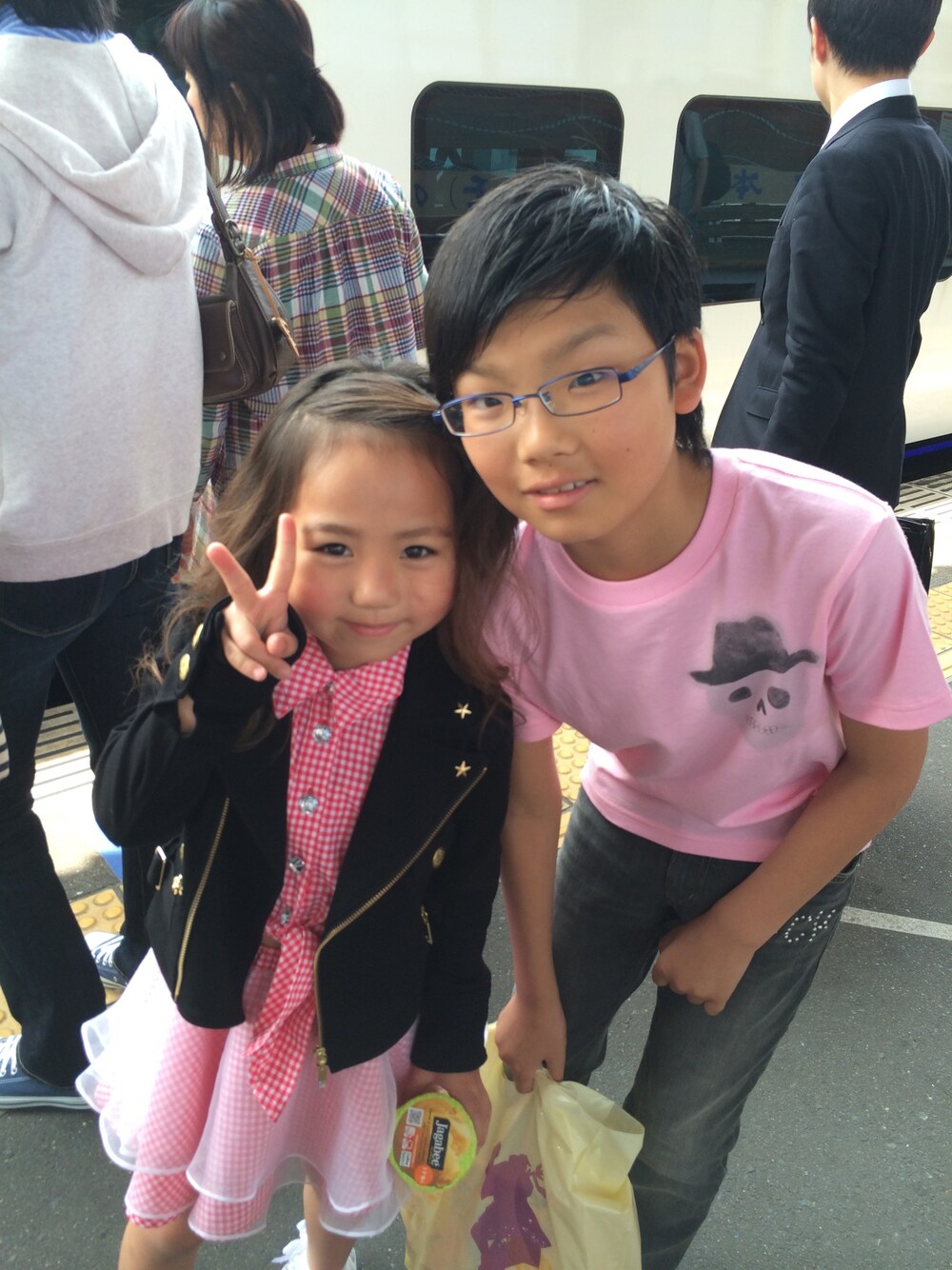 「CHUBBYGANGのロゴ&スカルステンシルプリント Tシャツ（Tシャツ/カットソー、ピンク系）」を使った、yoshihoさん（キッズ・148cm）の春コーディネートの1枚目の写真