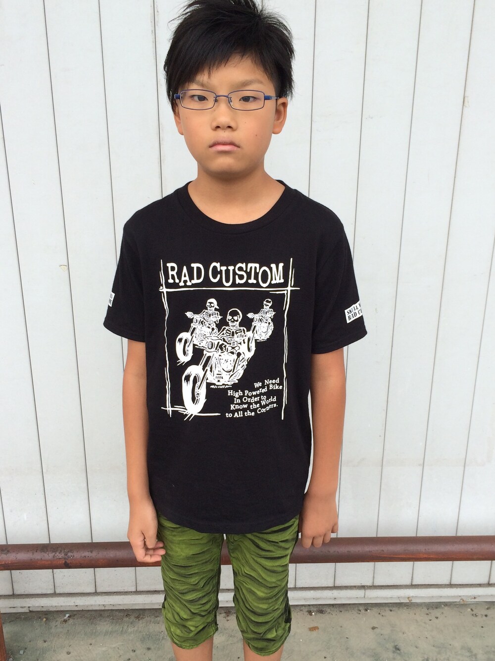 「RAD CUSTOMのアイテム（Tシャツ/カットソー、ブラック系）」を使った、yoshihoさん（キッズ・148cm）の夏コーディネートの1枚目の写真