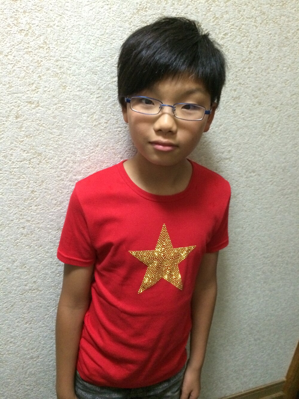 「CHUBBYGANGのメタルストーンスタープリント Tシャツ（Tシャツ/カットソー、レッド系）」を使った、yoshihoさん（キッズ・148cm）の夏コーディネートの1枚目の写真
