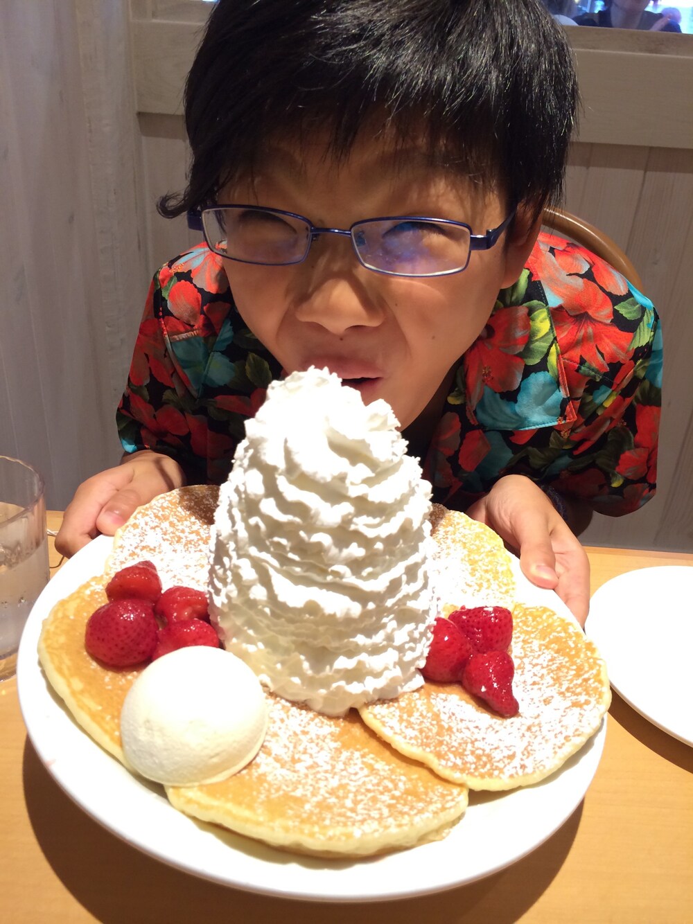 「CHUBBYGANGのオリジナルアロハ柄 半袖シャツ（シャツ/ブラウス、ブラック系）」を使った、yoshihoさん（キッズ・150cm）の夏コーディネートの1枚目の写真