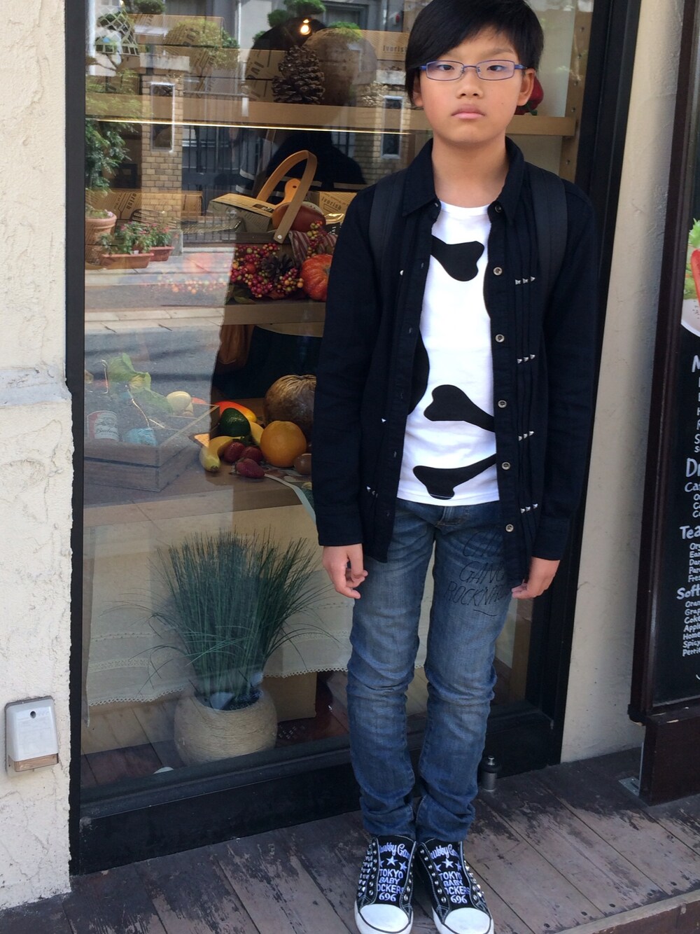 「CHUBBYGANGのBIGスカルプリント Tシャツ（Tシャツ/カットソー、ホワイト系）」を使った、yoshihoさん（キッズ・150cm）の秋コーディネートの1枚目の写真