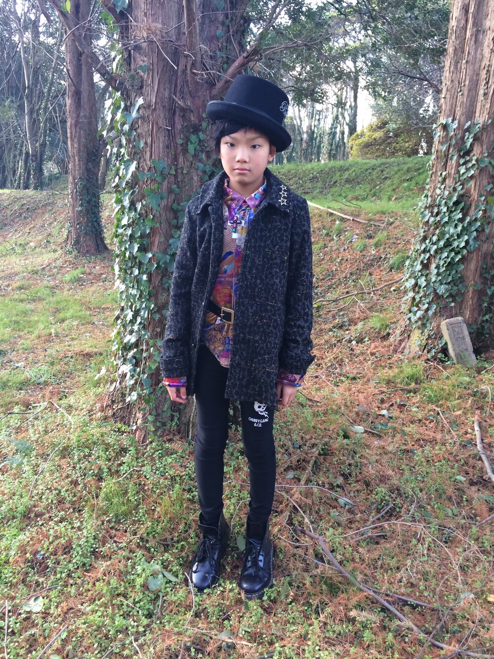 「ドラキュラ」｜「CHUBBYGANGのDr.マーチン 8ホールブーツ（ブーツ、ブラック系）」を使った、yoshihoさん（キッズ・150cm）の冬コーディネートの1枚目の写真
