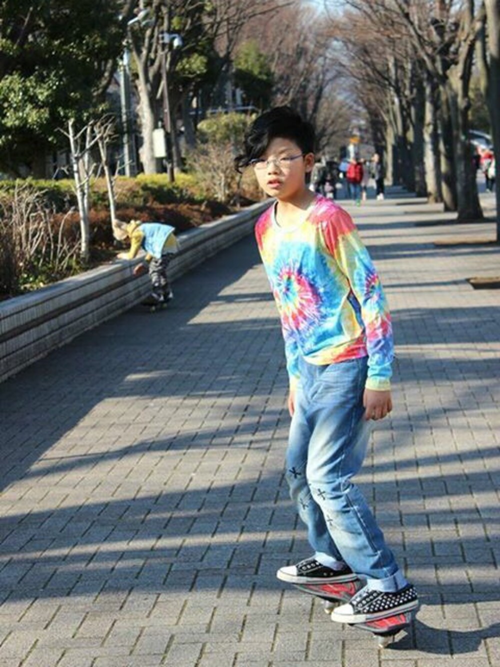 「BOOFOOWOOのサルエルパンツ（デニムパンツ、ブルー系）」を使った、yoshihoさん（キッズ・150cm）の冬コーディネートの1枚目の写真