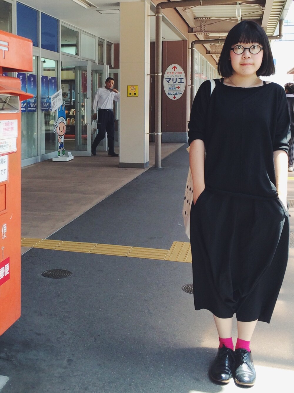 「twinkleのアイテム（シャツ/ブラウス、ブラック系）」を使った、reiさん（レディース・162cm）の秋コーディネートの1枚目の写真