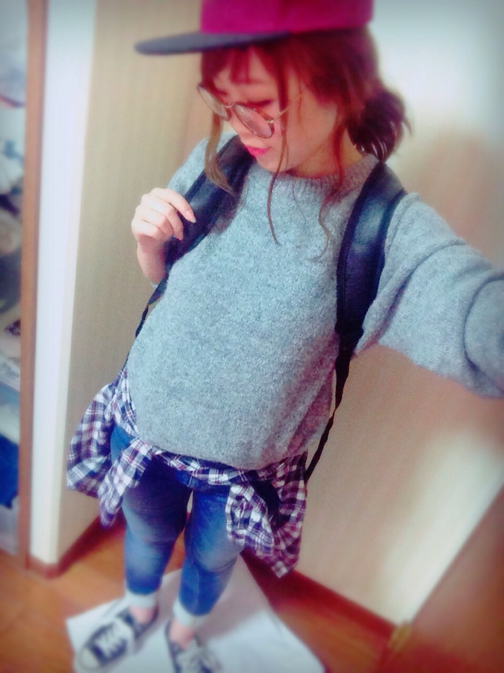 「GU、キャップ、ニット、デニム、スニーカー、べっ甲メガネ、ルーズヘア」｜「GUのアイテム（ニット/セーター、グレー系）」を使った、Kさん（レディース・148cm）の秋コーディネートの1枚目の写真