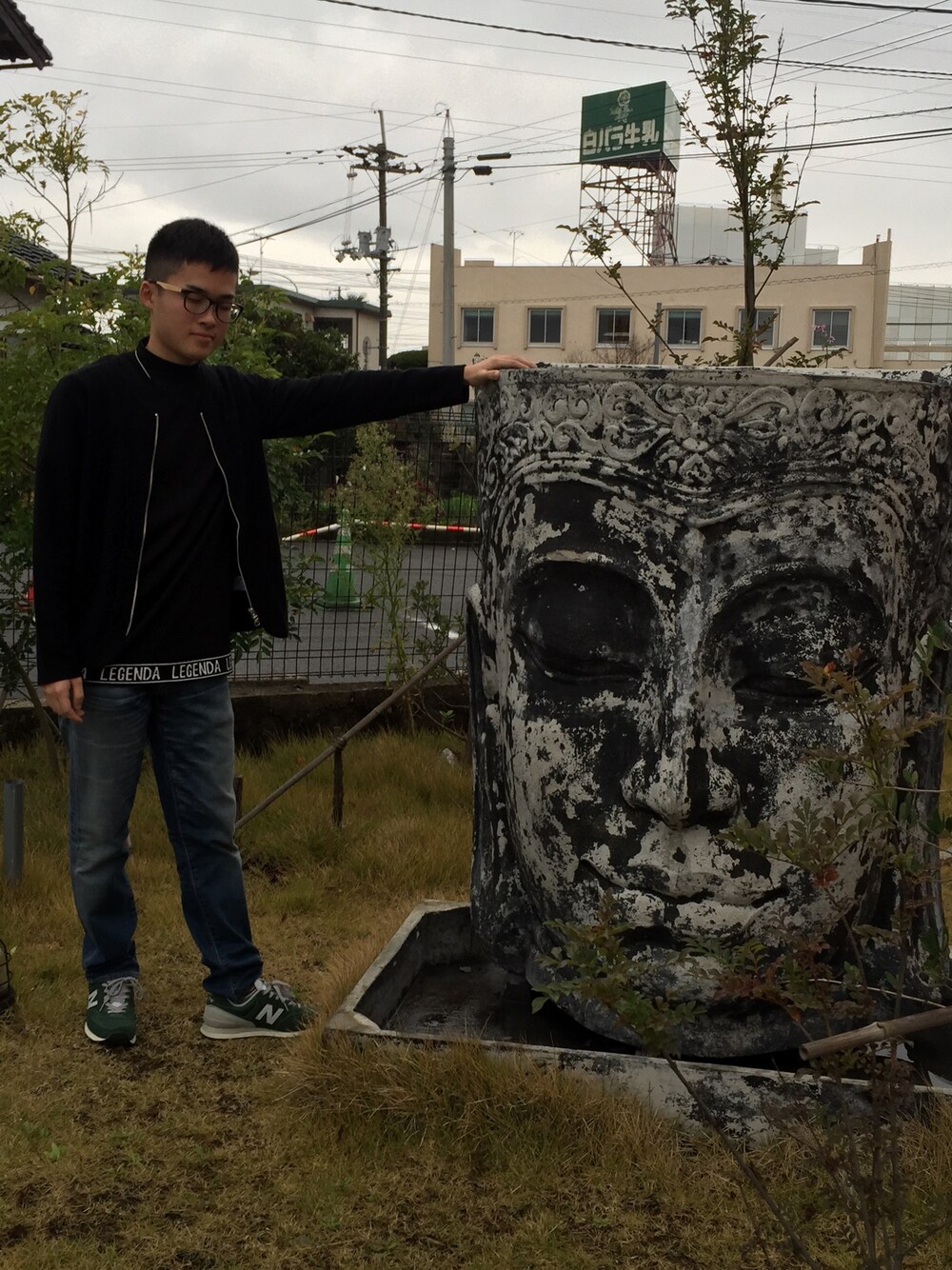 「雨」｜「？のアイテム（その他アウター、ブラック系）」を使った、伊田遵柄さん（メンズ・168cm）の秋コーディネートの1枚目の写真