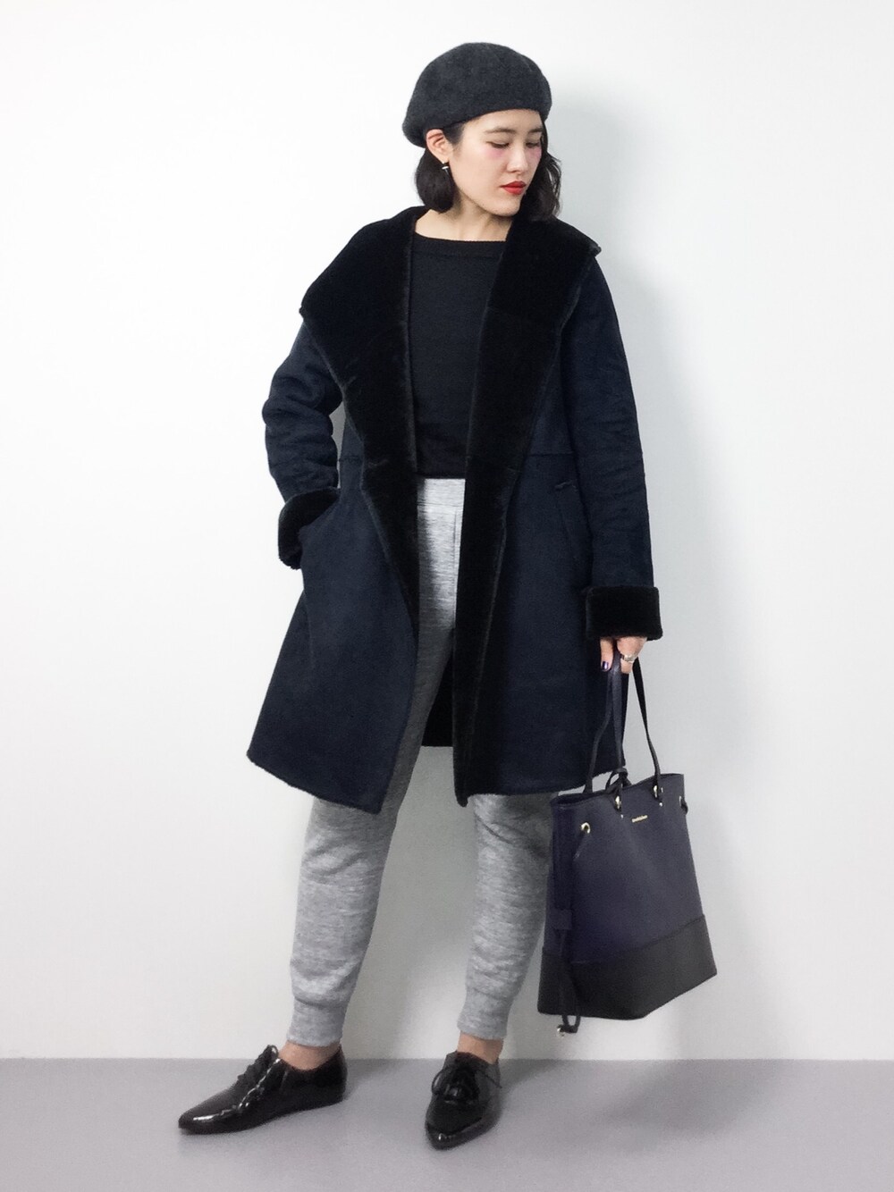 「コート、冬コーデ、ムートンコート、冬、オトナカジュアル」｜「STUDIOUSの【CLOCHE】フェイクムートンフードコート（ムートンコート、ブルー系）」を使った、ハマアイさん（レディース・161cm）の冬コーディネートの1枚目の写真