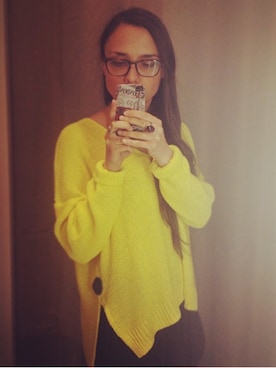 「H&M（エイチ・アンド・エム）のアイテム（ニット/セーター、イエロー系）」を使った、Olga Gerasymivさん（レディース）の夏コーディネート