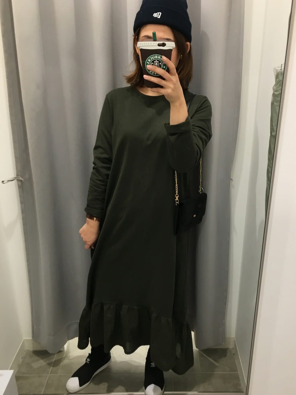 「カジュアル、休日スタイル、ワンピース、ママコーデ、アディダス、スニーカー、カーキ」｜「NEW ERAのNEW ERA/SOFT CUFF KNIT SOLID（ニットキャップ/ビーニー、ブルー系）」を使った、umiさん（レディース・160cm）の冬コーディネートの1枚目の写真