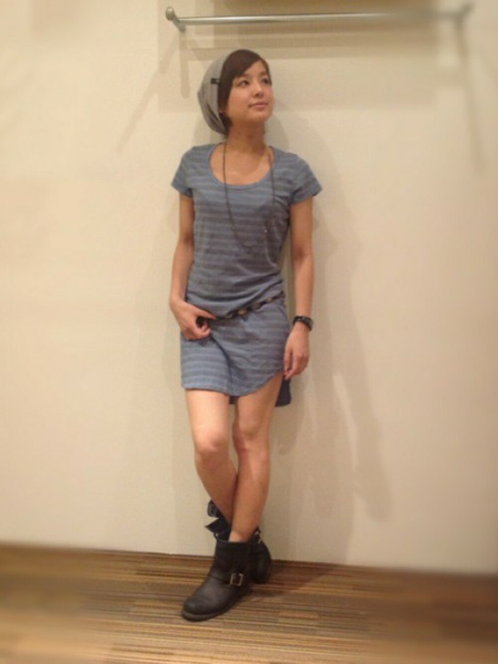 ブルー系のTシャツ/カットソー、グレー系のニットキャップ/ビーニー、ブラウン系のベルトを着用したレディースの夏コーディネートの1枚目の写真