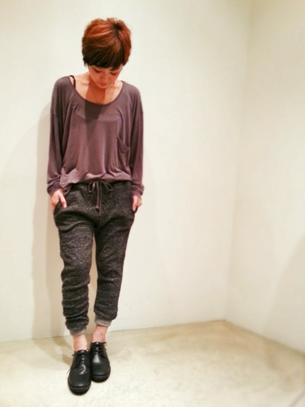 グレー系のTシャツ/カットソー、グレー系のキャミソール、ブラック系のドレスシューズを着用したレディースの秋コーディネートの1枚目の写真