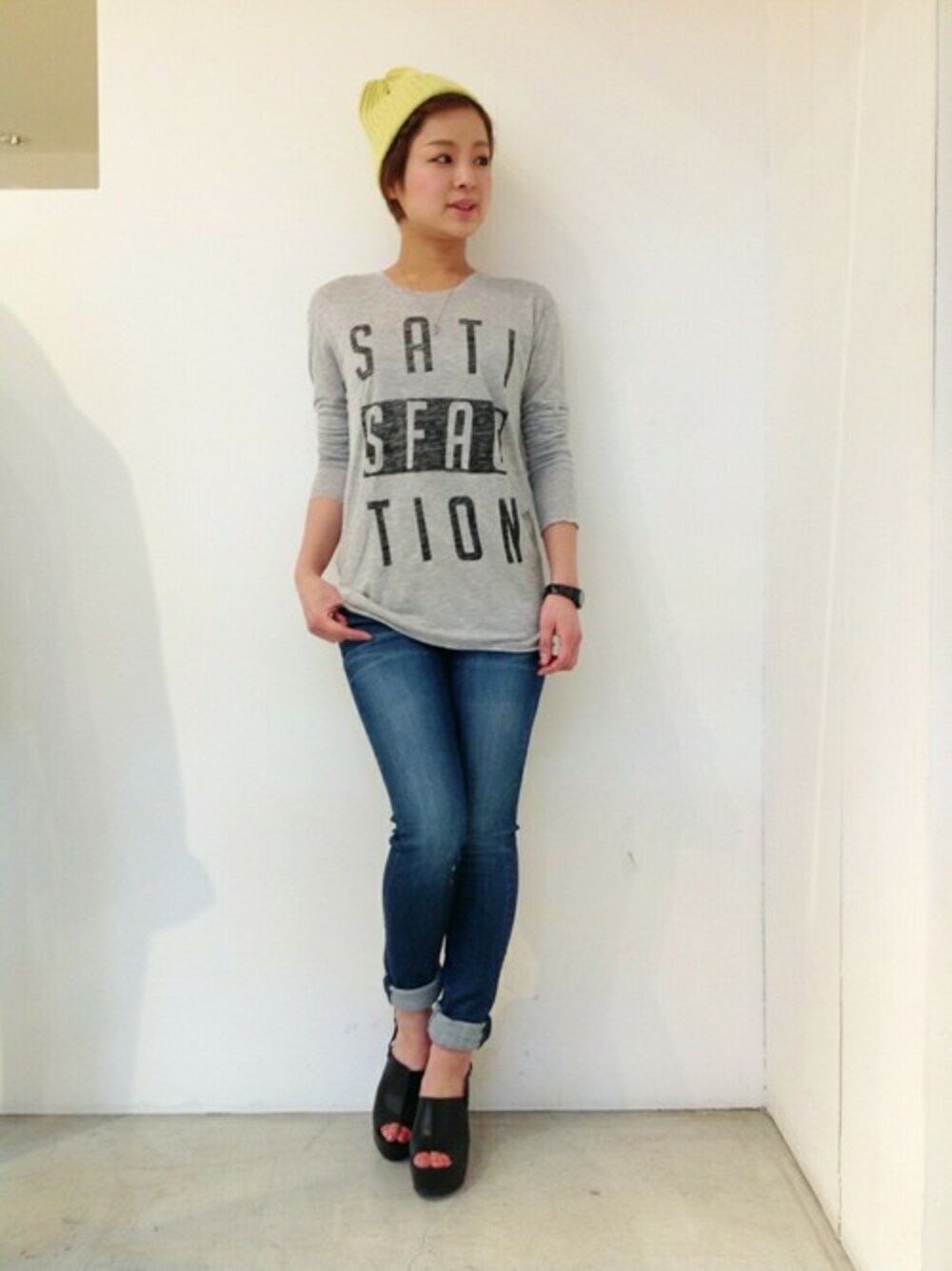 グレー系のTシャツ/カットソー、ブルー系のデニムパンツ、ブラック系のサンダルを着用したレディースの春コーディネートの1枚目の写真