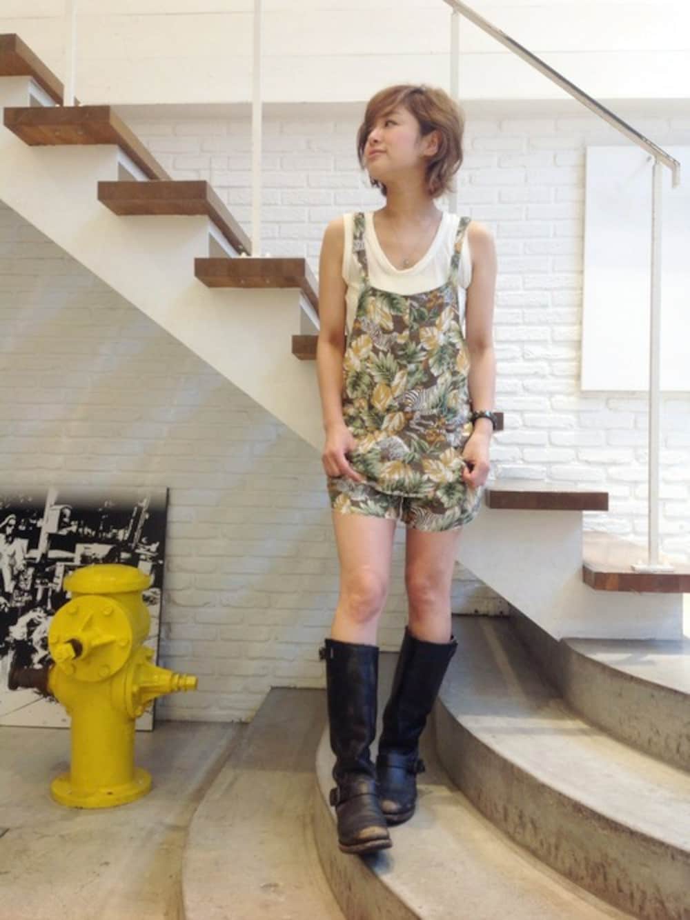 ホワイト系のタンクトップ、その他のサロペット/オーバーオール、ブラック系のブーツを着用したレディースの夏コーディネートの1枚目の写真