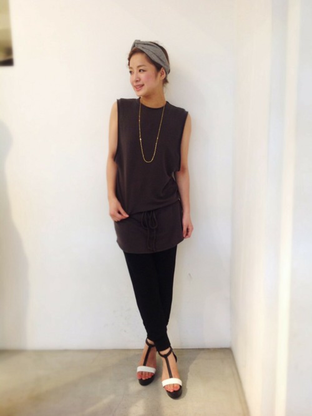 ブラウン系のチュニック、ブラック系のその他パンツを着用したレディースの夏コーディネートの1枚目の写真