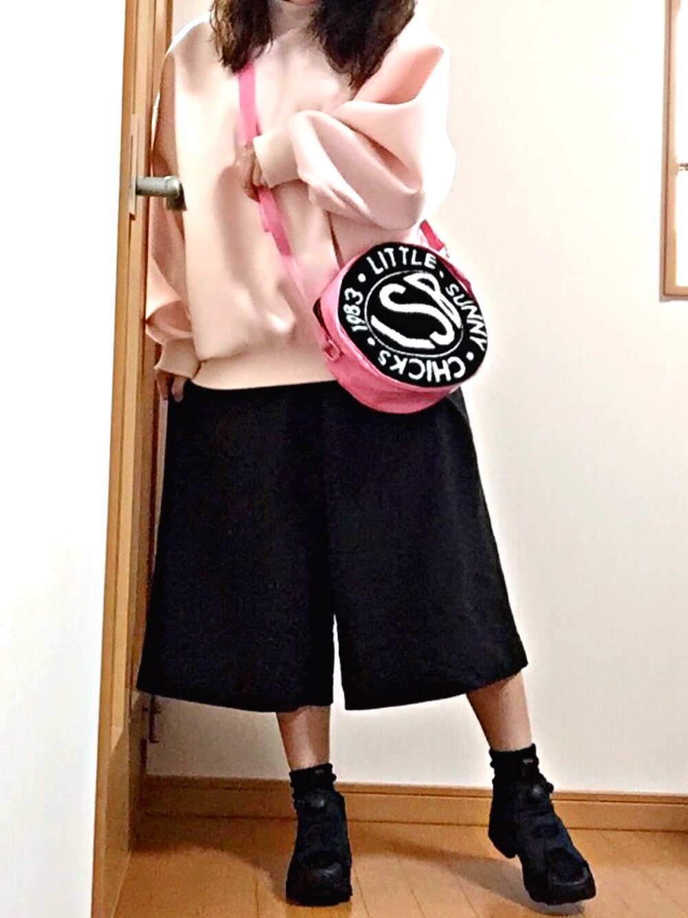 「little sunny bite、JEANASiS、ANNAHL、reebok、korea、korea style、韓国ファッション、INSTA PUMP FURY」｜「annahlのアイテム（スウェット、ピンク系）」を使った、Hitoさん（レディース・152cm）の冬コーディネートの1枚目の写真
