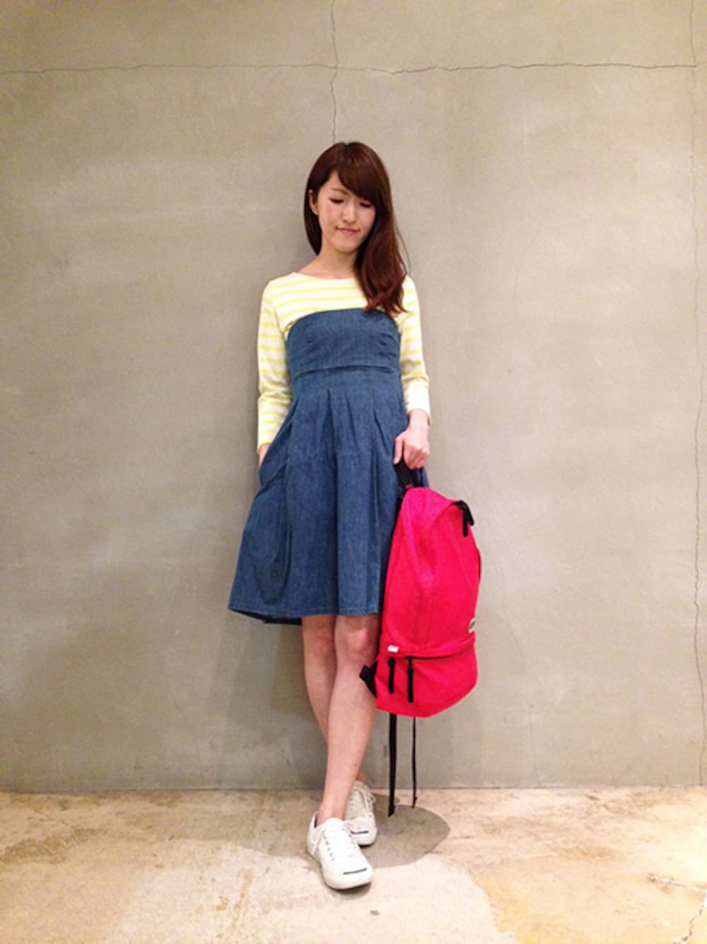 レッド系のバックパック/リュックを着用したレディースの春コーディネートの1枚目の写真