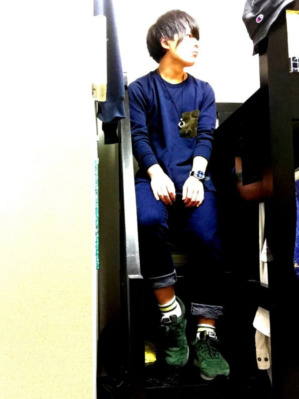 ブルー系のスウェット、グリーン系のスニーカー、ブルー系のデニムパンツを着用したメンズの春コーディネートの1枚目の写真