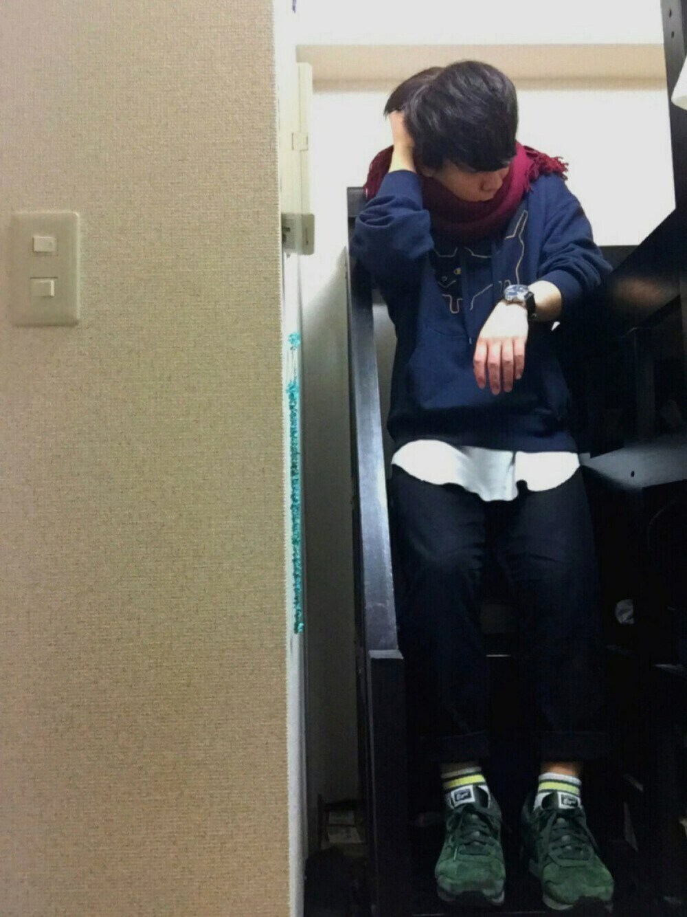 ブルー系のパーカー、ブラック系のその他パンツ、ホワイト系のタンクトップを着用したメンズの春コーディネートの1枚目の写真