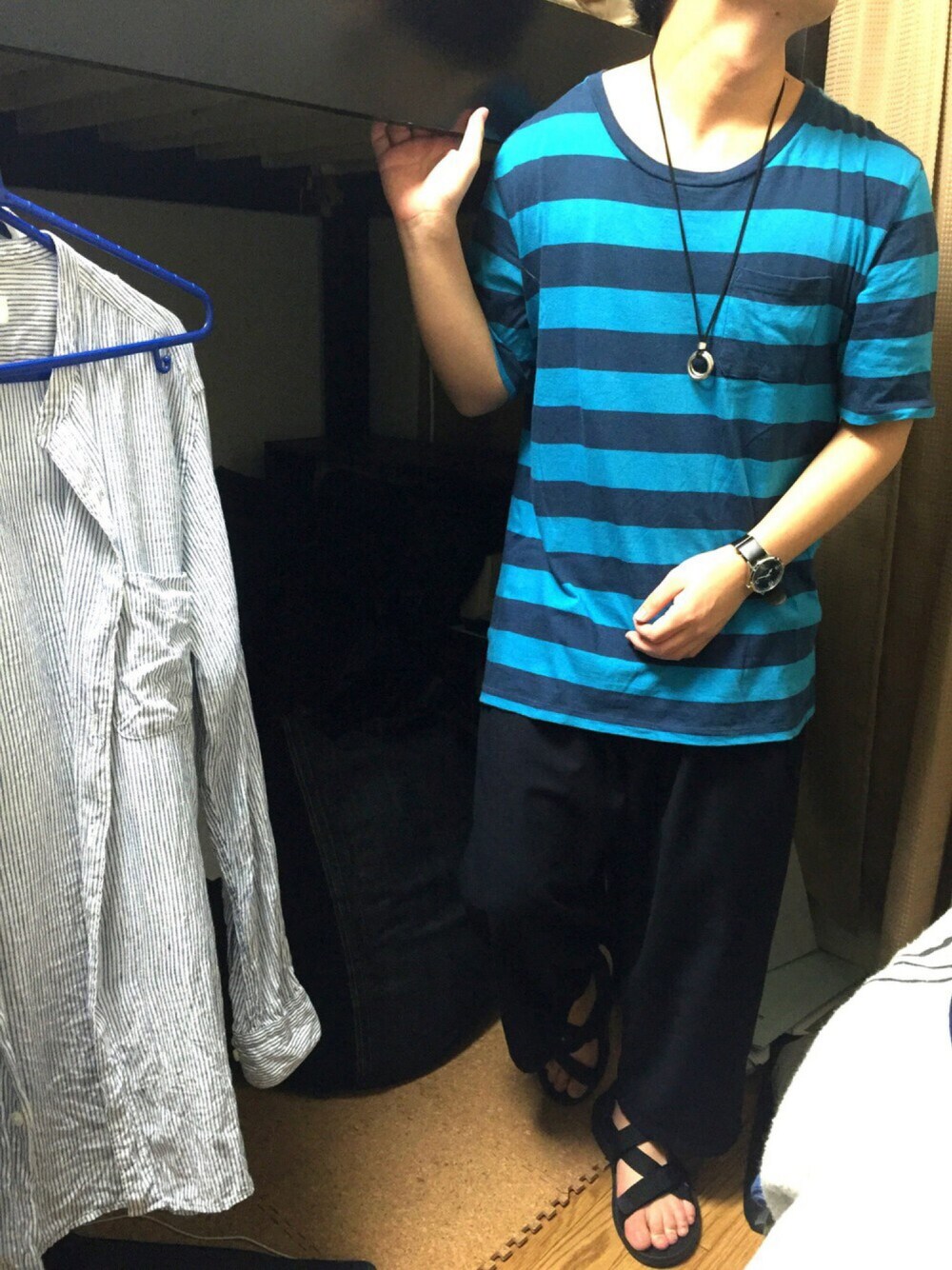 ブルー系のTシャツ/カットソー、ブラック系のサンダル、ブルー系のその他パンツを着用したメンズの夏コーディネートの1枚目の写真