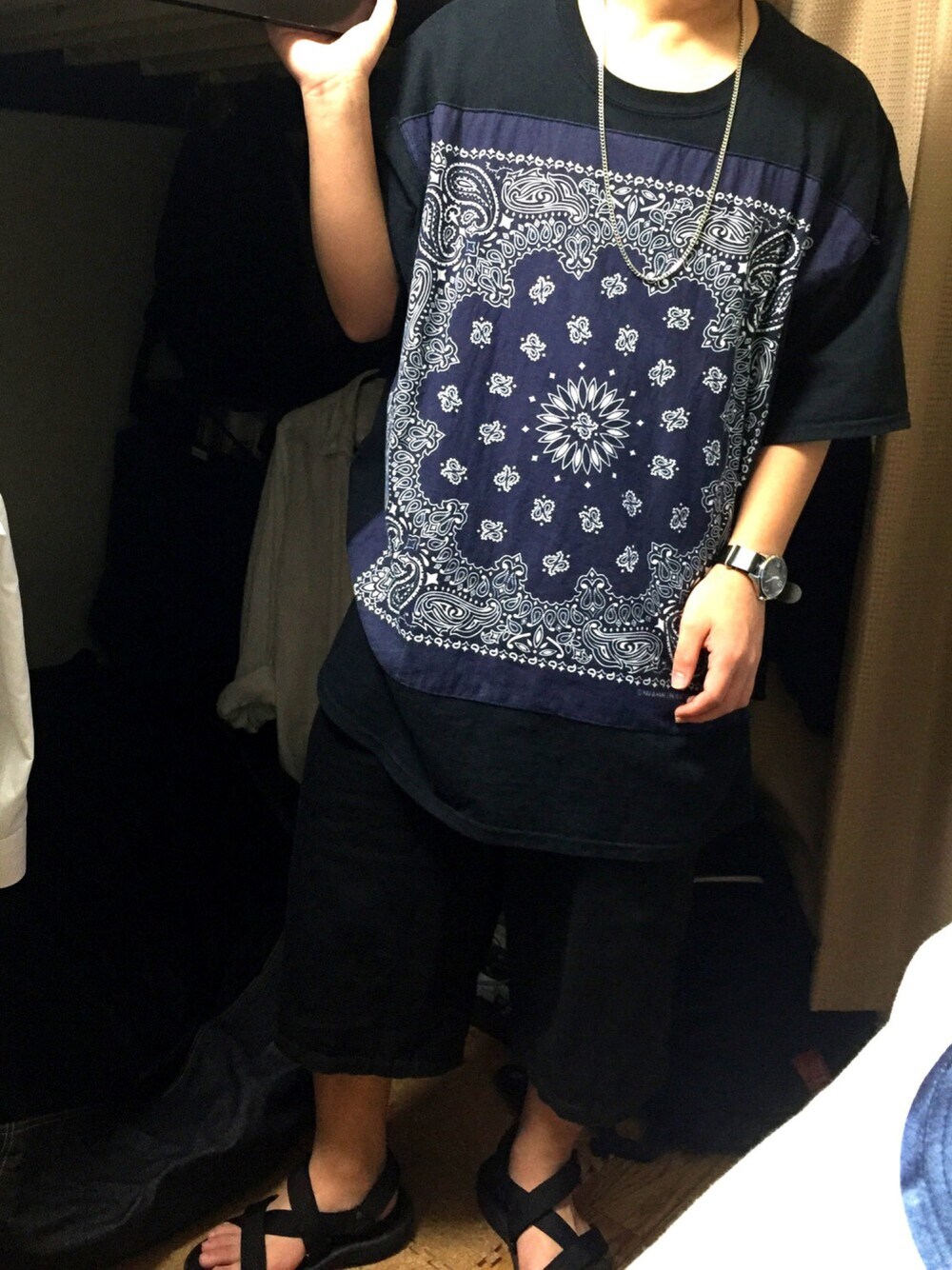 ブラック系のTシャツ/カットソー、ブラック系のその他パンツ、ブラック系のサンダルを着用したメンズの夏コーディネートの1枚目の写真