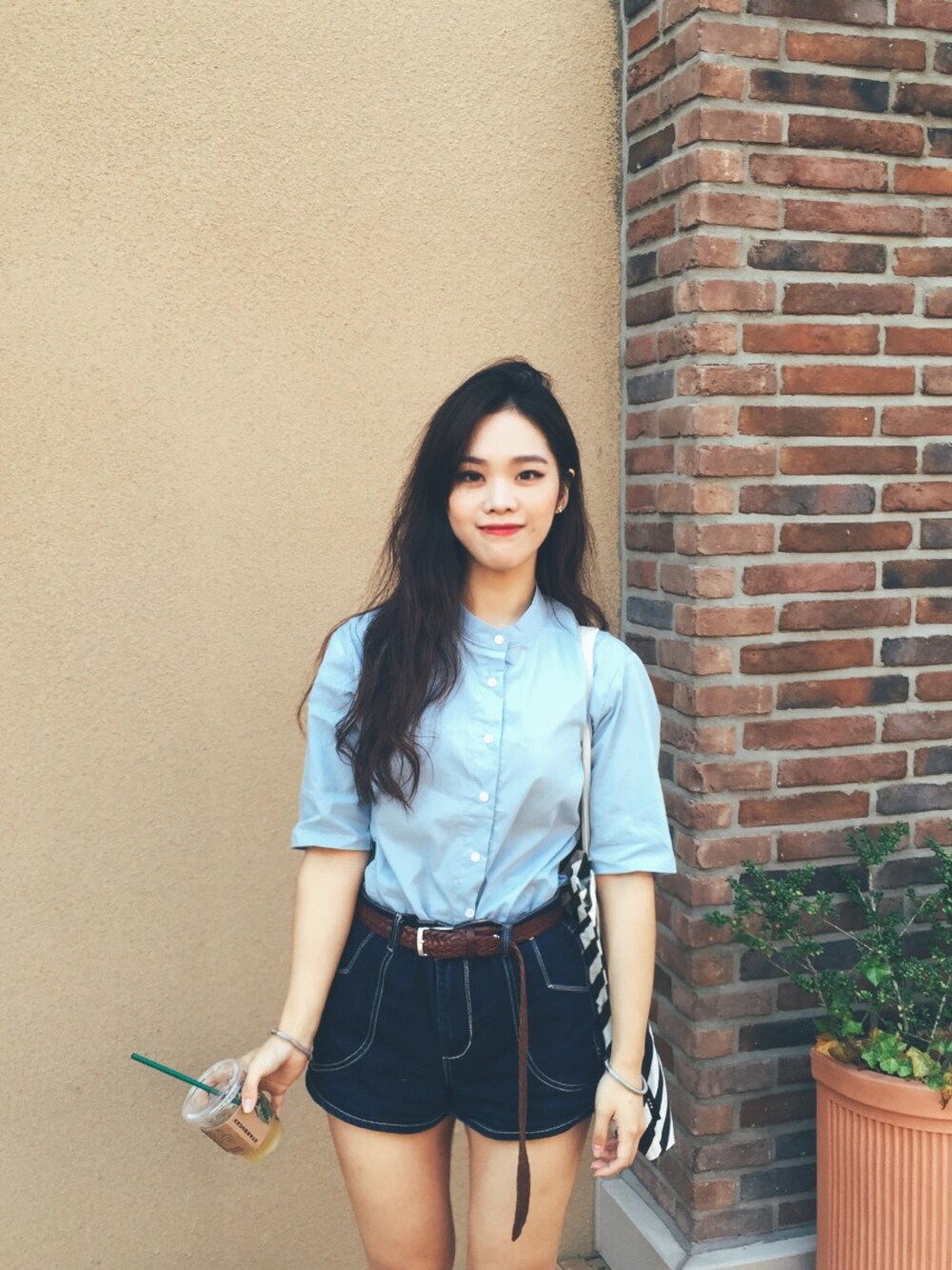 「daily look、fashion、denim、hotpants、belt、denim pants、FOREVER 21、shirts、street、ecobag」｜「FOREVER 21のアイテム（デニムパンツ、ブルー系）」を使った、령경さん（レディース・165cm）の秋コーディネートの1枚目の写真