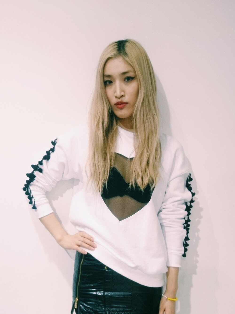 「fleamadonna、cannabis ladies、heart、BLACK×WHITE、SWEAT、lovely、punk」｜「fleamadonnaのfleamadonna×CANNABIS LADIES Limited Edition Heart Sweat （スウェット、ホワイト系）」を使った、sakura_yokomachiさん（レディース・172cm）の冬コーディネートの1枚目の写真