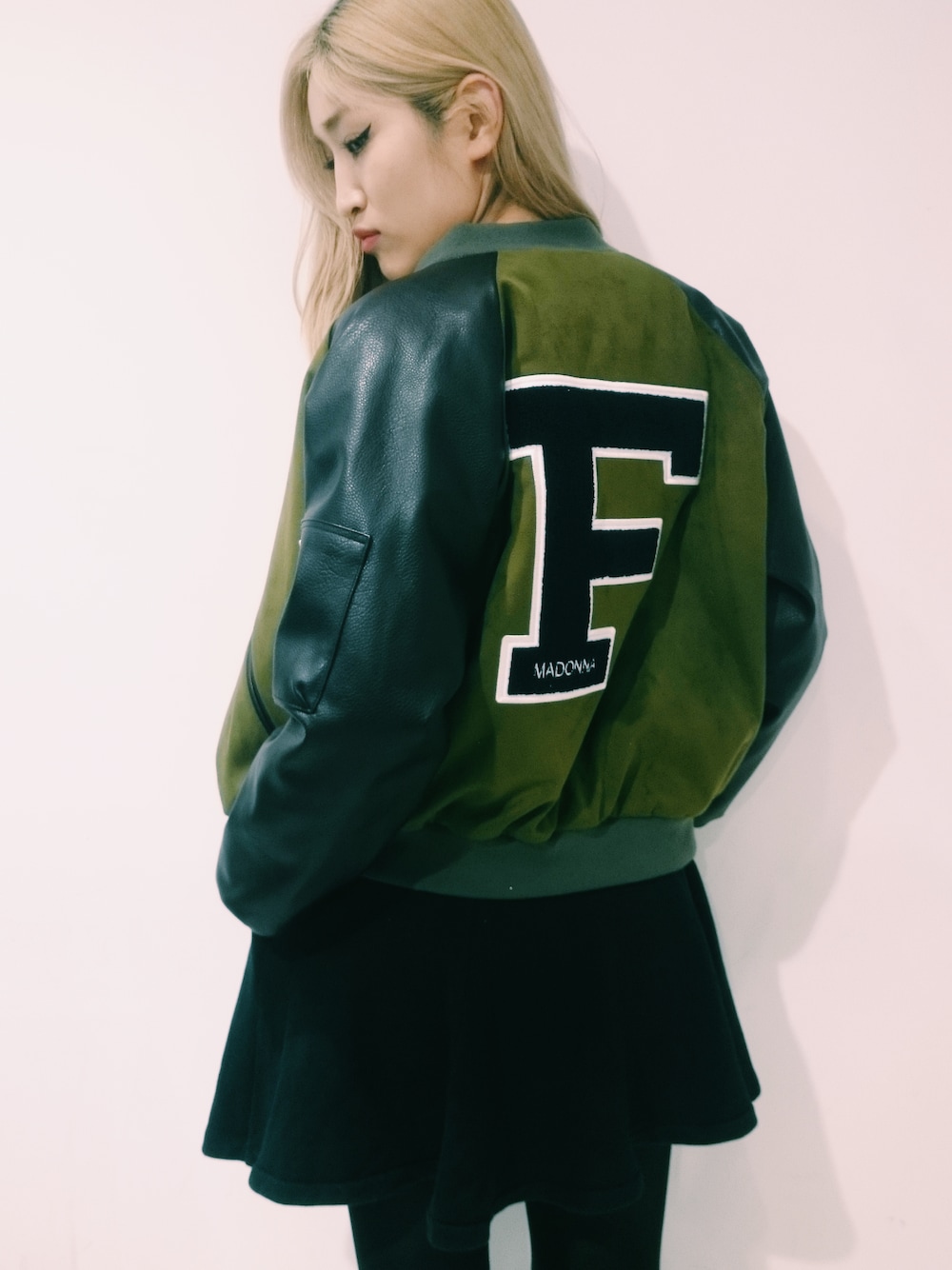 「fleamadonna、cannabis_ladies、MA-1、khaki、スタジャン、military、cannabis」｜「fleamadonnaのfleamadonna スタジャンブルゾン（ショート）（ブルゾン、グリーン系）」を使った、sakura_yokomachiさん（レディース・172cm）の冬コーディネートの1枚目の写真
