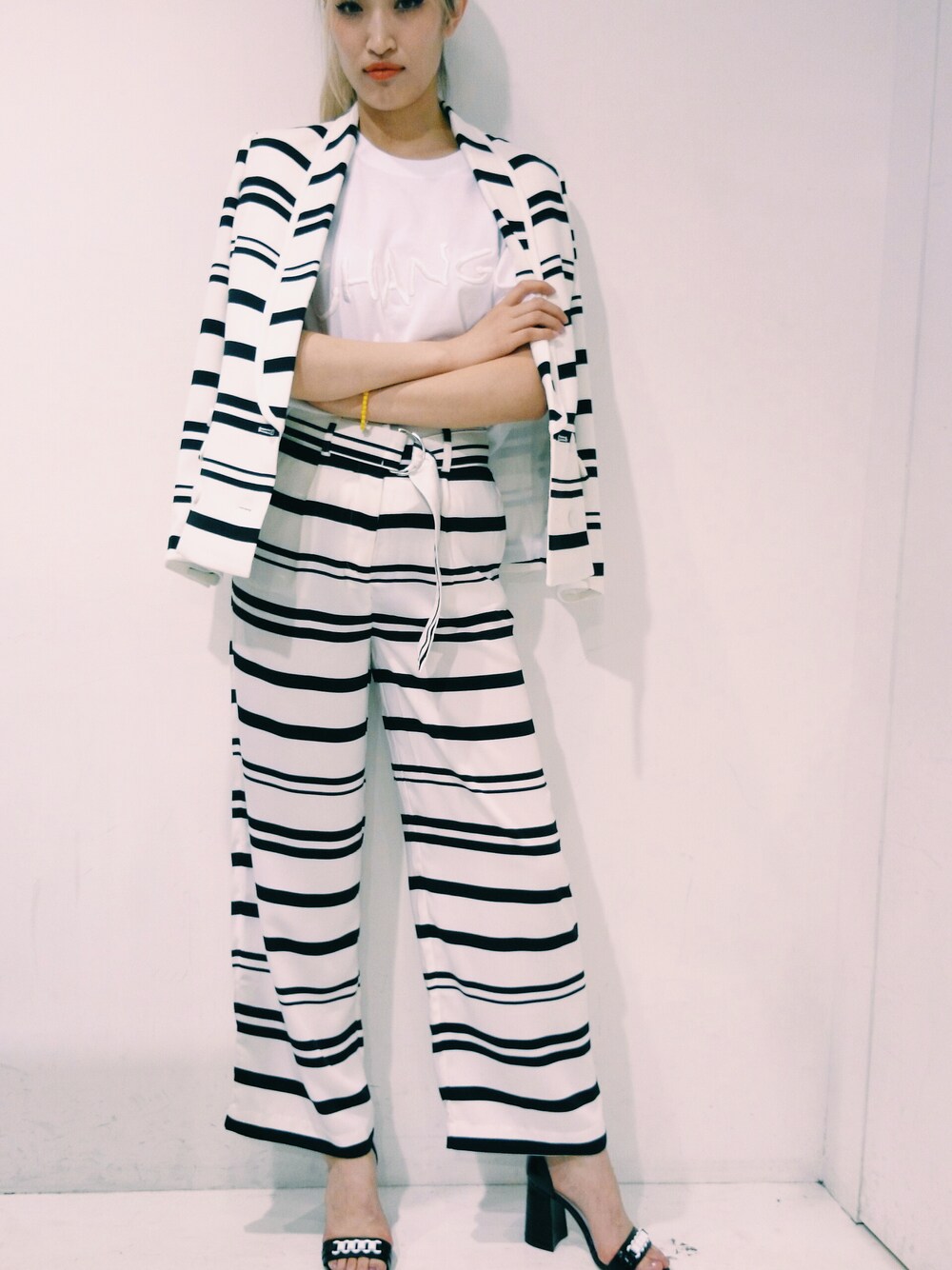 「black、white、cannabis ladies、Finders Keepers、cannabis_ladies、cannabisladies、SENSO diffusion」｜「SENSO DiffusionのSENSO Tillie sandals（サンダル、ブラック系）」を使った、sakura_yokomachiさん（レディース・172cm）の春コーディネートの1枚目の写真