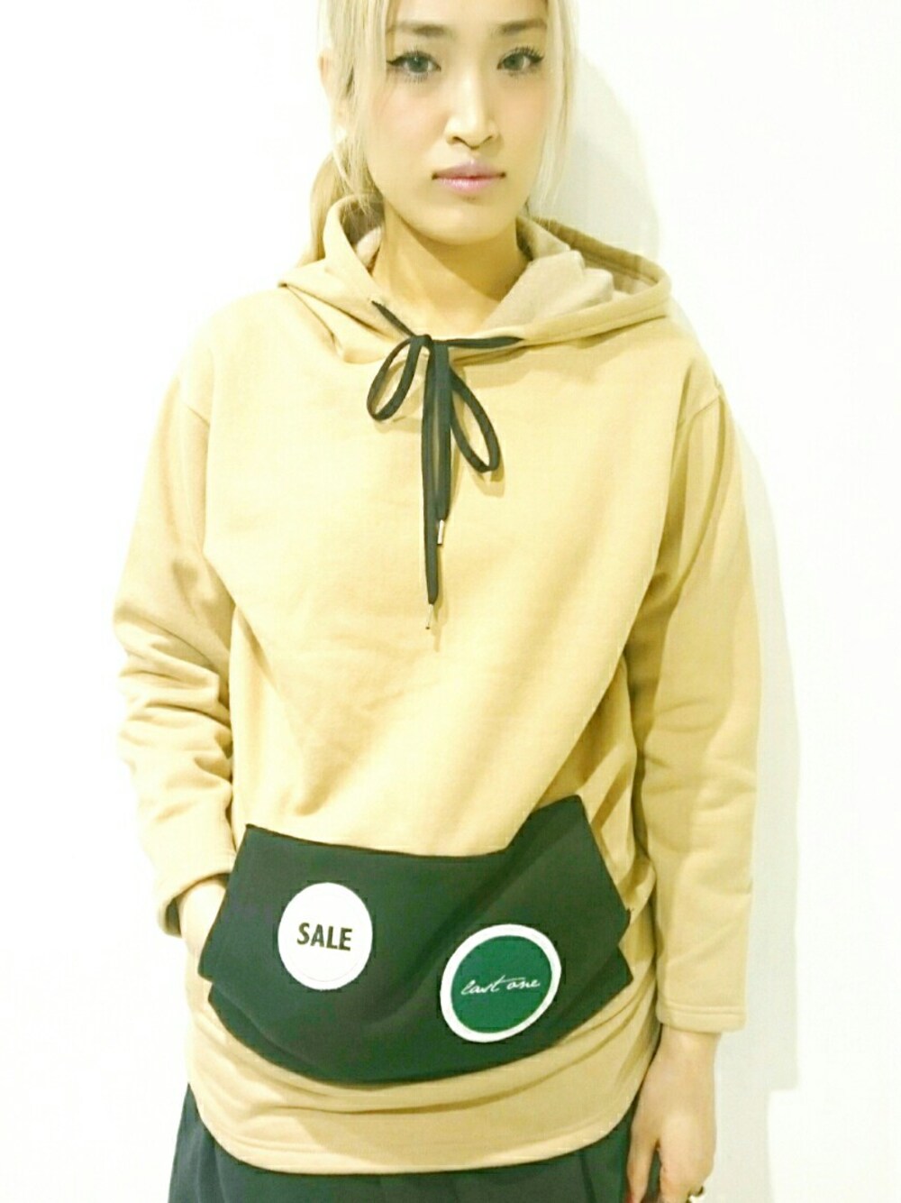 「fleamadonna、フリーマドンナ、cannabis ladies、cannabis_ladies、cannabisladies」｜「fleamadonnaのfleamadonna WAPPEN HOODY（スウェット、ベージュ系）」を使った、sakura_yokomachiさん（レディース・172cm）の冬コーディネートの1枚目の写真