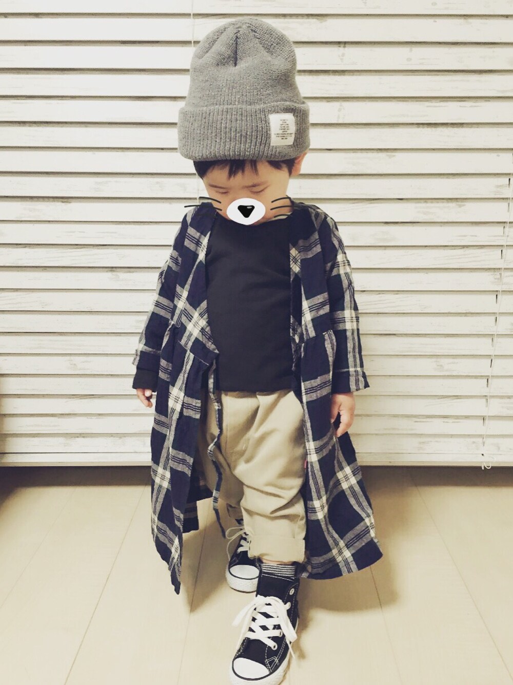「おとこのこ、キッズコーデ、カシュクール、サルエルパンツ、チノパン、ニット帽、コンバース」｜「Championのchampion/ チャンピオン リバースウィーブロングﾞTシャツ                 （Tシャツ/カットソー、ブラック系）」を使った、＊れん・のん＊さん（キッズ・90cm）の冬コーディネートの1枚目の写真