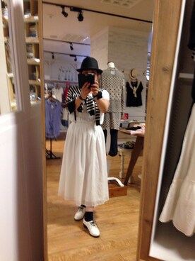 「THE EMPORIUM（ジエンポリアム）のアイテム（スカート、ホワイト系）」を使った、タナさん（レディース・155cm）の夏コーディネート