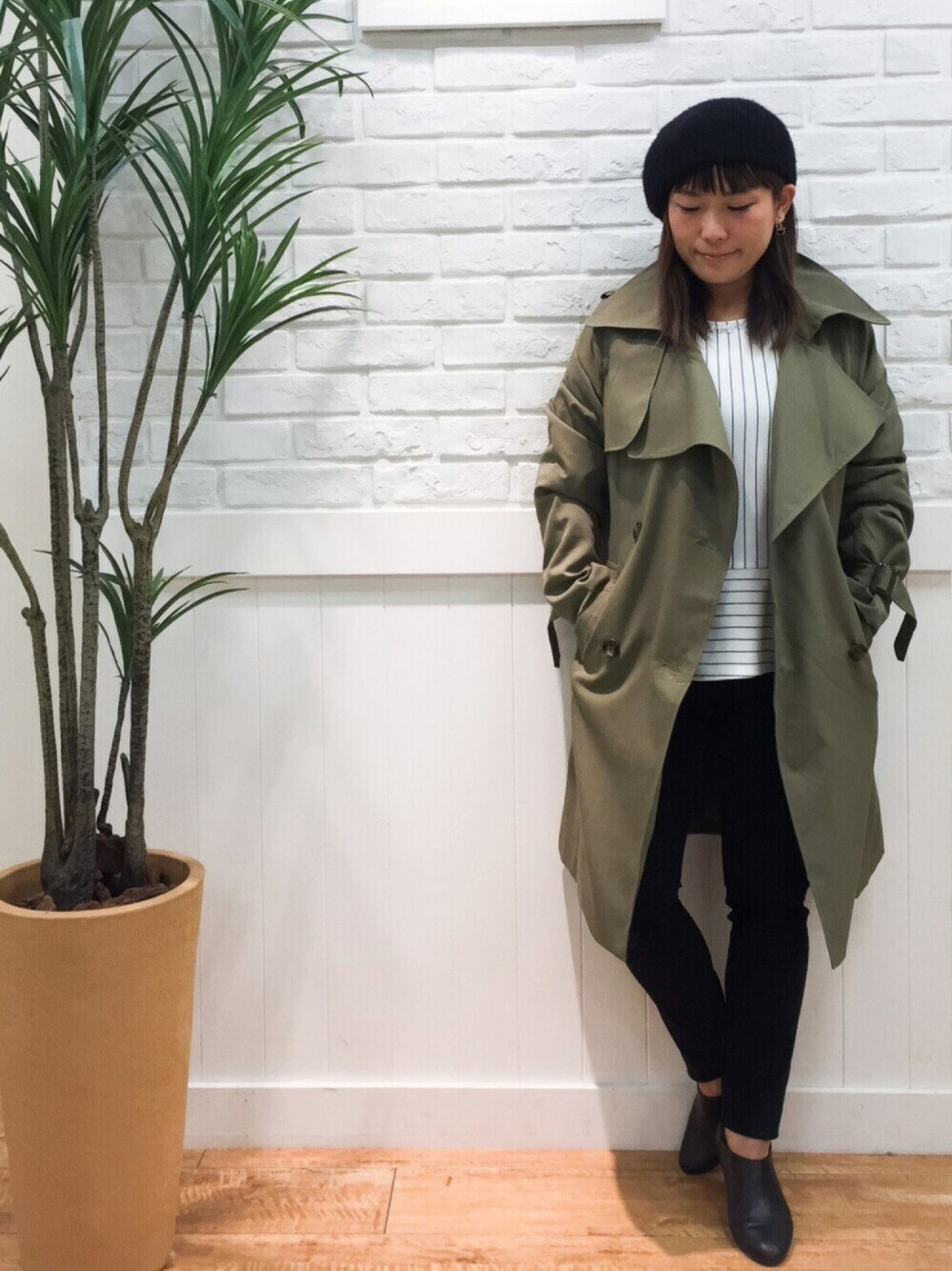 「#シンプル、#大人コーデ、#スキニーパンツ、#ストライプ、#トレンチコート、＃カーキ、#秋服、#アースカラー」｜「SHOO・LA・RUEのバスクベレー帽（ハンチング/ベレー帽、ブラック系）」を使った、タナさん（レディース・155cm）の秋コーディネートの1枚目の写真