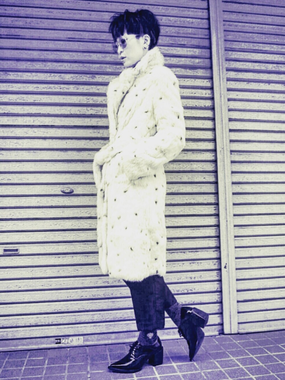 ブラック系のブーティ、ホワイト系のその他アウターを着用したレディースの秋コーディネートの1枚目の写真