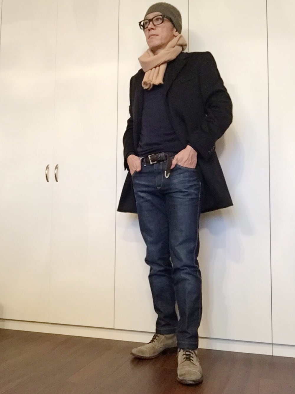 「ネイビーコーデ」｜「dunhillのアイテム（ステンカラーコート、ブルー系）」を使った、Teruさん（メンズ・170cm）の冬コーディネートの1枚目の写真