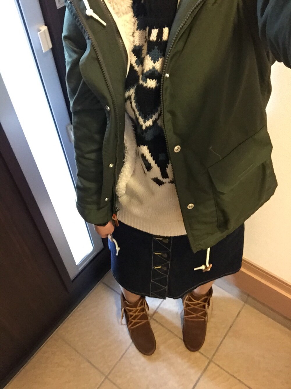 「cepo.、winter、カジュアル、デニムスカート、デニム、マウンテンパーカー、ベッコウ時計」｜「cepoのアイテム（ニット/セーター、ホワイト系）」を使った、ふくちゃんさん（レディース・162cm）の冬コーディネートの1枚目の写真