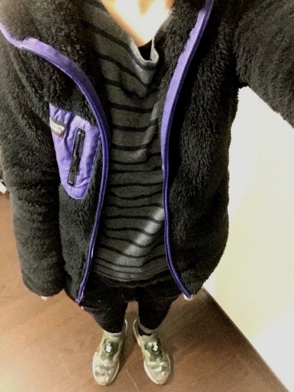 グレー系のTシャツ/カットソー、ブルー系のデニムパンツ、ブラック系のパーカーを着用したレディースの冬コーディネートの1枚目の写真