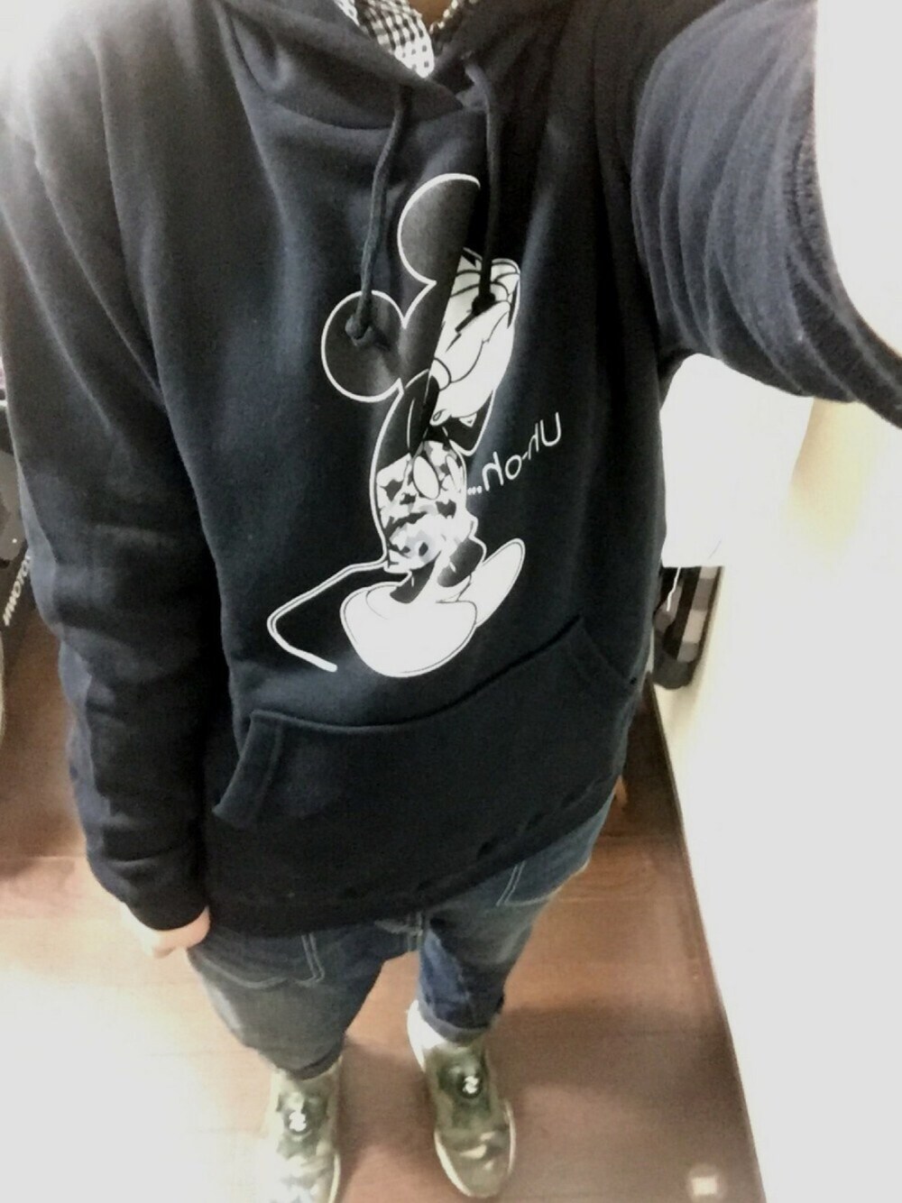 「バレンタイン、ボーイッシュ、denim、スニーカーコーデ、プチプラ、ディズニー、パーカー、プーマ、ディスクブレイズ」｜「Right-onの【DISNEY】裏起毛パーカー（パーカー、ブラック系）」を使った、ふくちゃんさん（レディース・162cm）の冬コーディネートの1枚目の写真