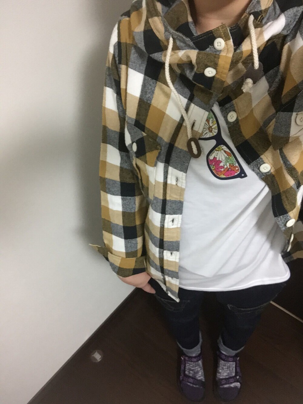 ブルー系のTシャツ/カットソー、イエロー系のシャツ/ブラウス、パープル系のサンダルを着用したレディースの春コーディネートの1枚目の写真