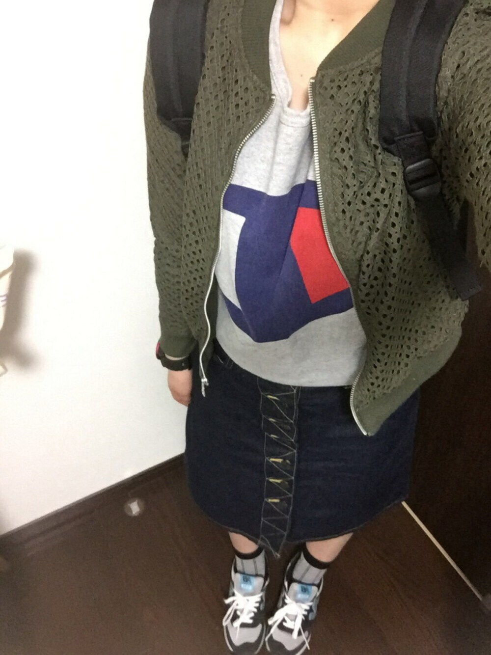 グレー系のTシャツ/カットソー、ブルー系のスカート、グリーン系のブルゾンを着用したレディースの春コーディネートの1枚目の写真