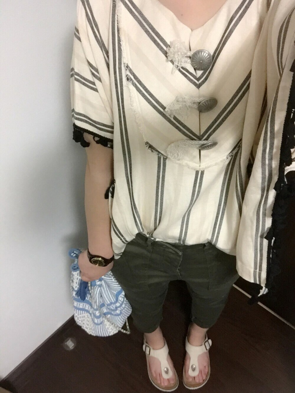 ベージュ系のシャツ/ブラウス、グリーン系のカーゴパンツ、ブルー系のバッグを着用したレディースの夏コーディネートの1枚目の写真