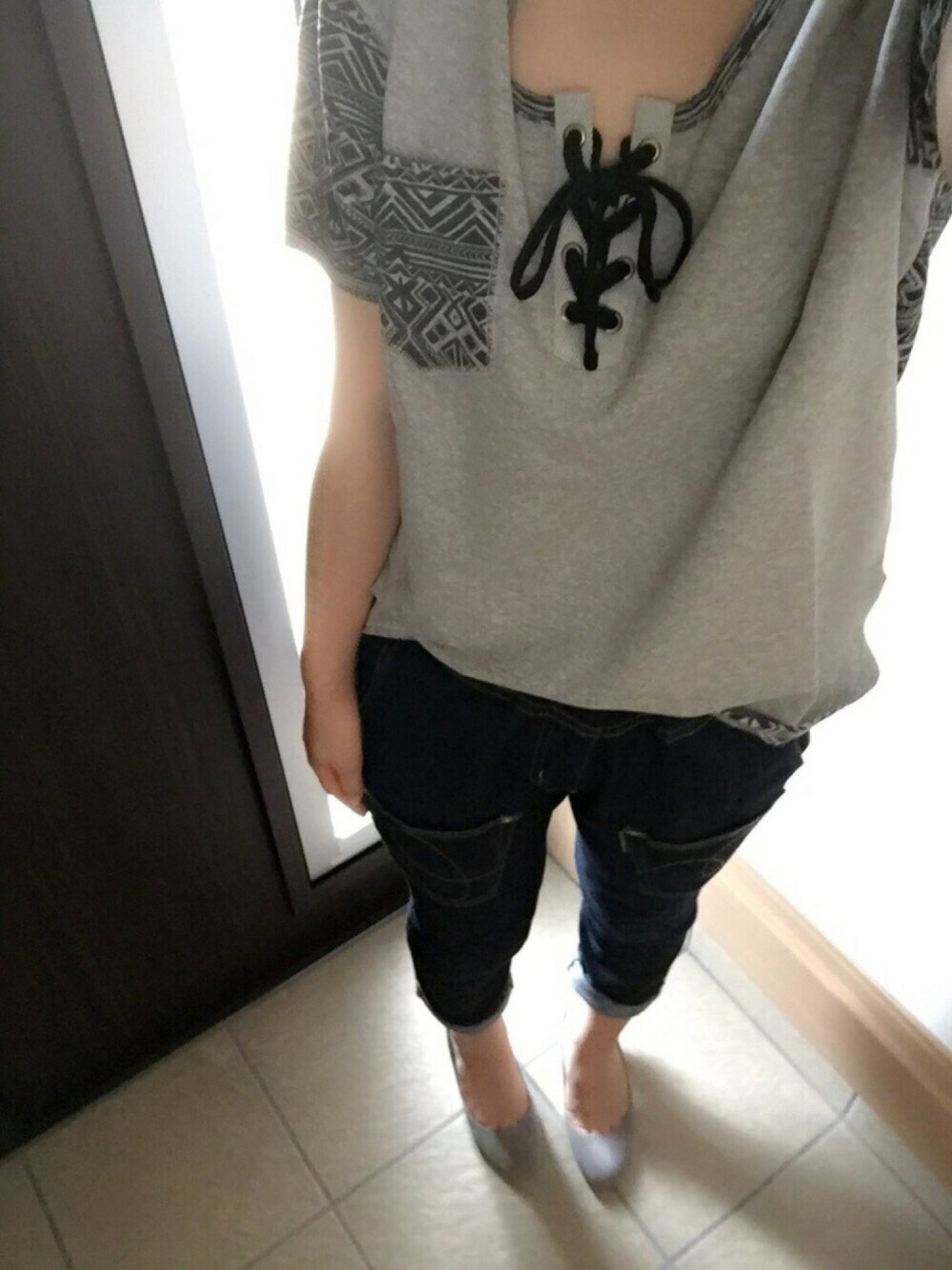 グレー系のTシャツ/カットソー、ブルー系のデニムパンツ、グレー系のパンプスを着用したレディースの夏コーディネートの1枚目の写真