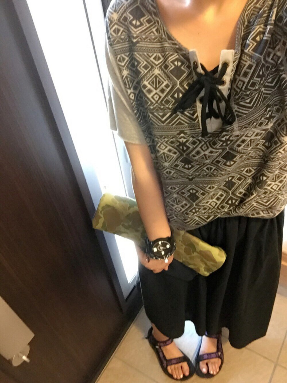 グレー系のTシャツ/カットソー、ブラック系のその他パンツ、その他のクラッチバッグを着用したレディースの夏コーディネートの1枚目の写真