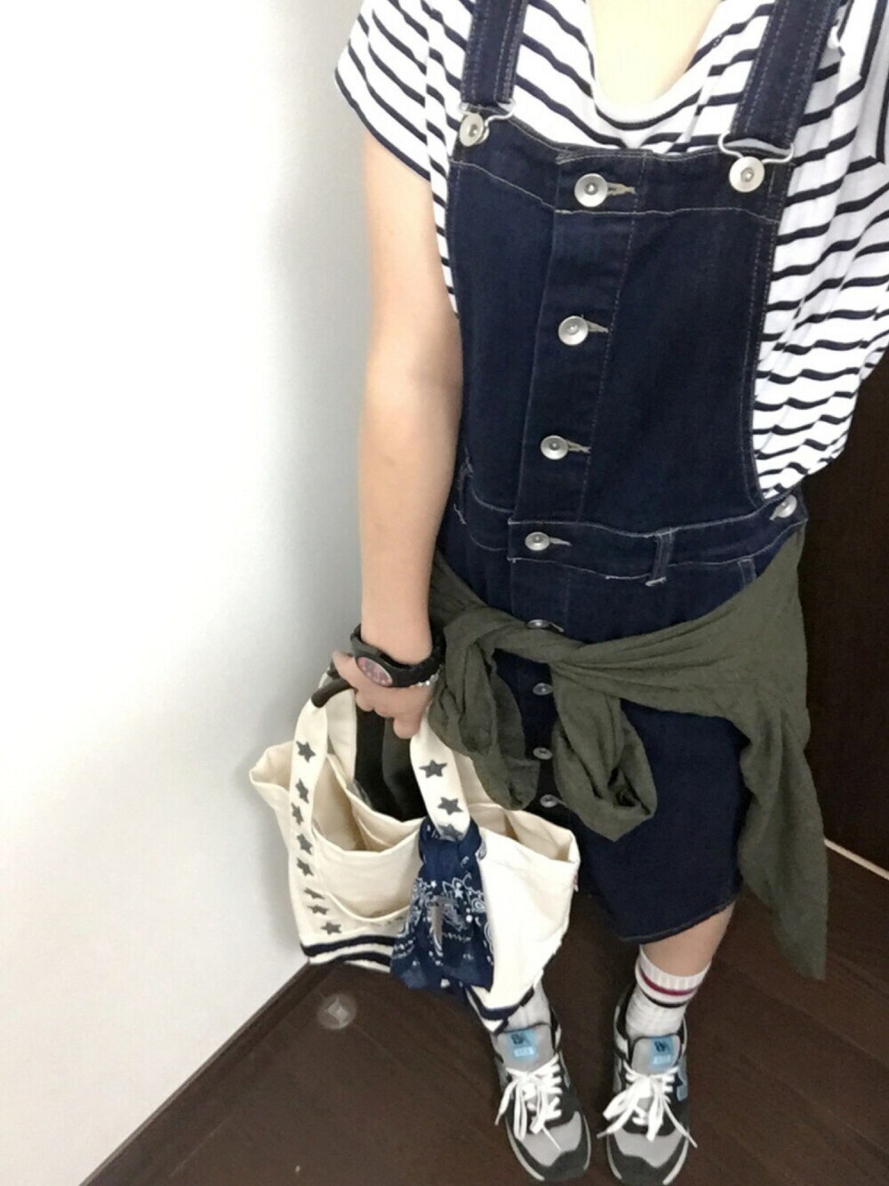 ブルー系のその他トップス、ブルー系のサロペット/オーバーオール、グリーン系のシャツ/ブラウスを着用したレディースの秋コーディネートの1枚目の写真