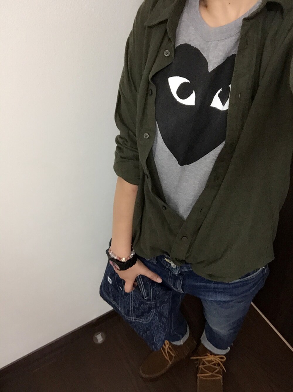 グレー系のTシャツ/カットソー、グリーン系のシャツ/ブラウス、ブルー系のデニムパンツを着用したレディースの秋コーディネートの1枚目の写真