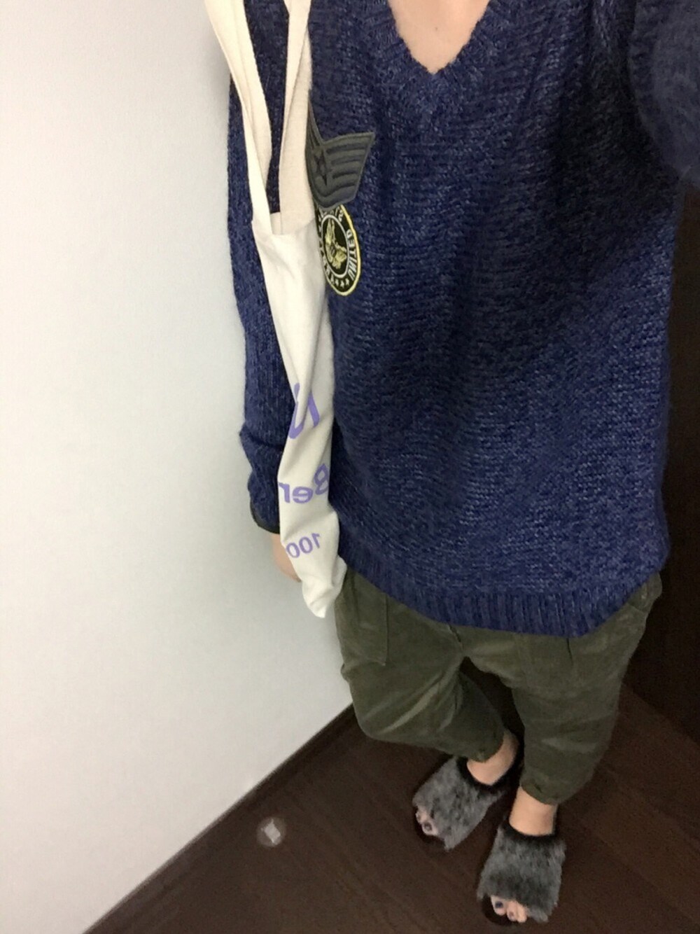 ブルー系のニット/セーター、グリーン系のカーゴパンツ、グレー系のサンダルを着用したレディースの秋コーディネートの1枚目の写真